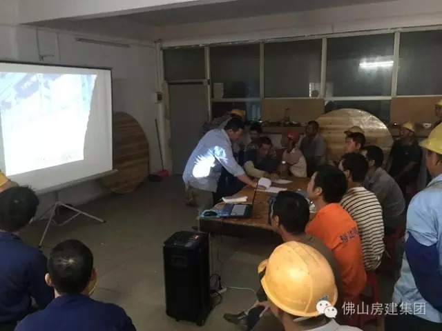 我司兆陽(yáng)大廈項(xiàng)目施工現(xiàn)場(chǎng)人員觀(guān)看安全生產(chǎn)系列視頻